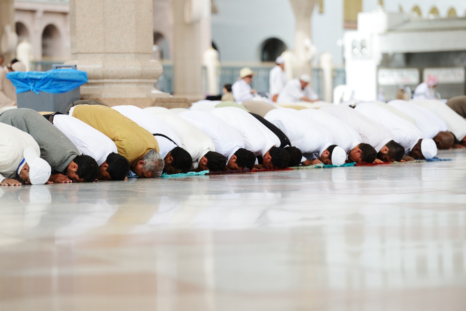 offering-obligatory-prayer-behind-one-who-is-offering-nafl-permissible